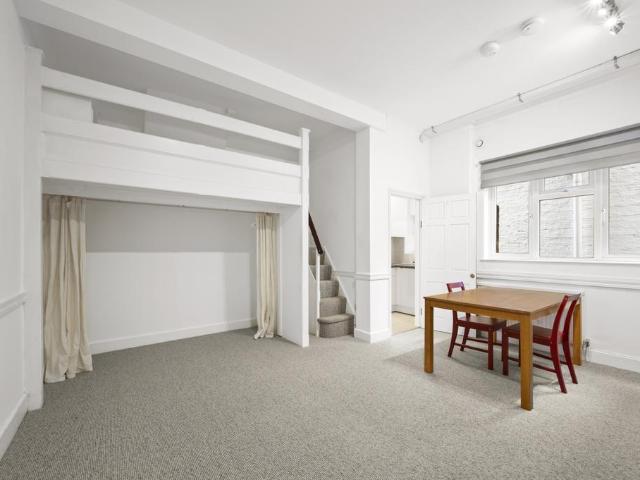 Pepys Road, London SW20 Studio to rent £1,350 pcm £312 pw