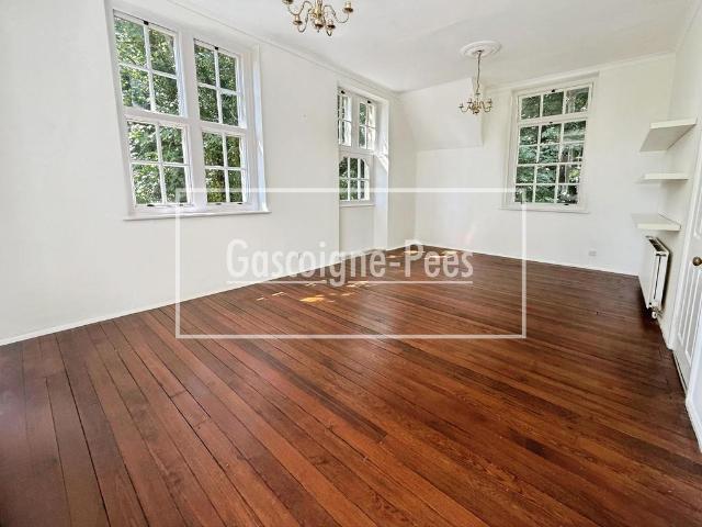 Peperharow Road Badgers Hollow. 2 bed apartment to rent £2,150 pcm £496 pw