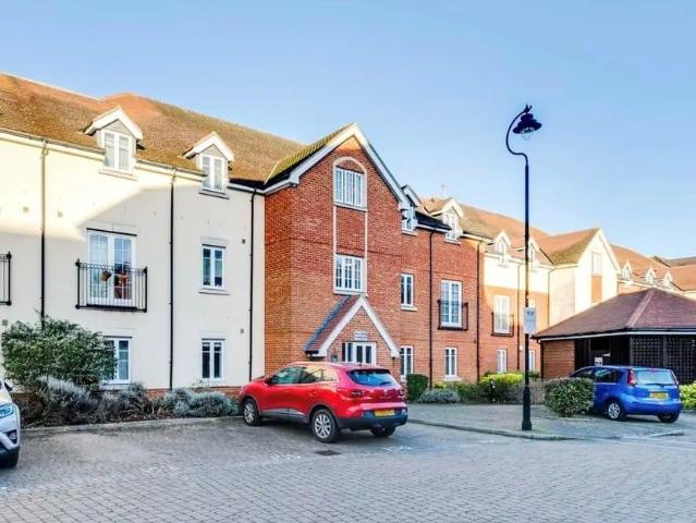 Peppermint Road, Hitchin, SG5 2 bed apartment to rent £1,550 pcm £358 pw