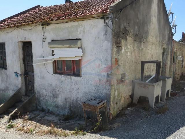 Pequena Moradia Antiga para Recuperar ou Reconstruir