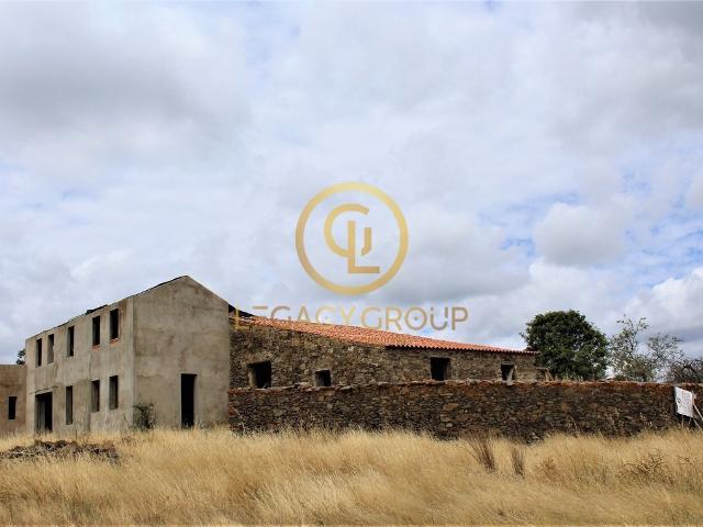 Pequena Povoação Conjunto de Casas e Terreno – S. Martinho / Alcoutim