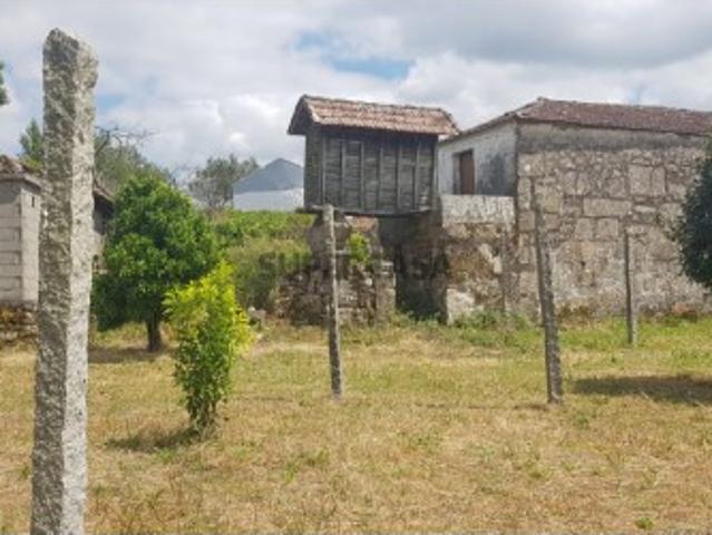 Pequena quinta com casa para restauro e 7500m2 de terreno