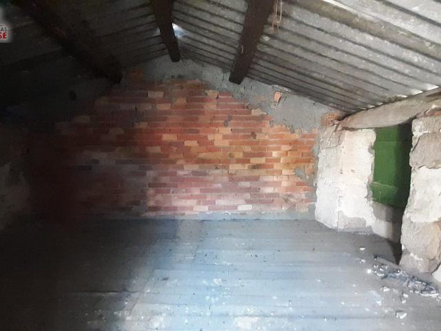PEQUEÑA VIVIENDA DE PIEDRA SITUADA EN UN PUEBLO DE VILLAMARÍN