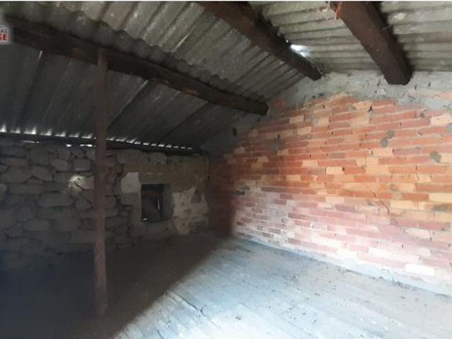 PEQUEÑA VIVIENDA DE PIEDRA SITUADA EN UN PUEBLO DE VILLAMARÍN
