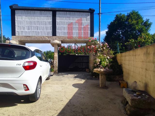 PEQUEÑA CASA ADOSADA CON PATIO Y DOS PARCELAS DE TERRENO EN UN PUEBLO DE PADERNE DE ALLARIZ