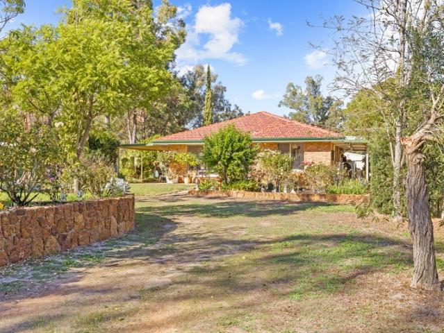 Perth Hills Lifestyle Awaits!