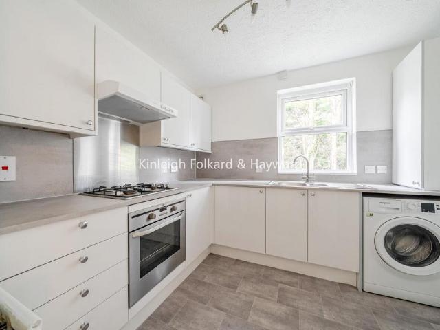 Perth Road, Beckenham, Kent, BR3 2 bed flat to rent £1,750 pcm £404 pw