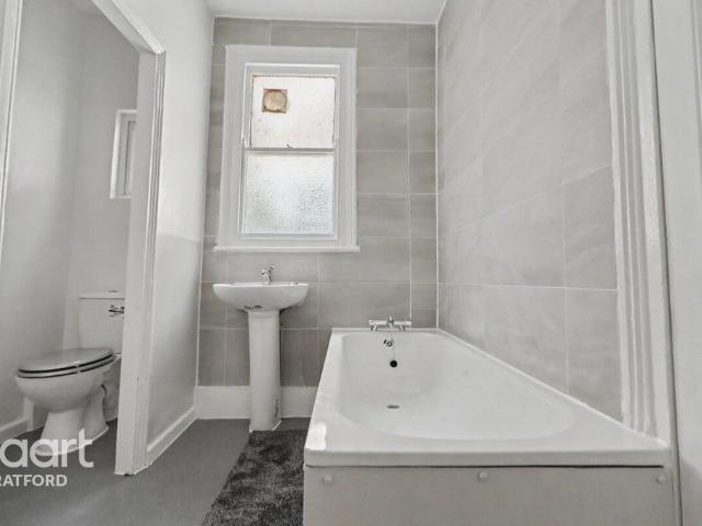 Perth Road, London 2 bed flat to rent £1,900 pcm £438 pw