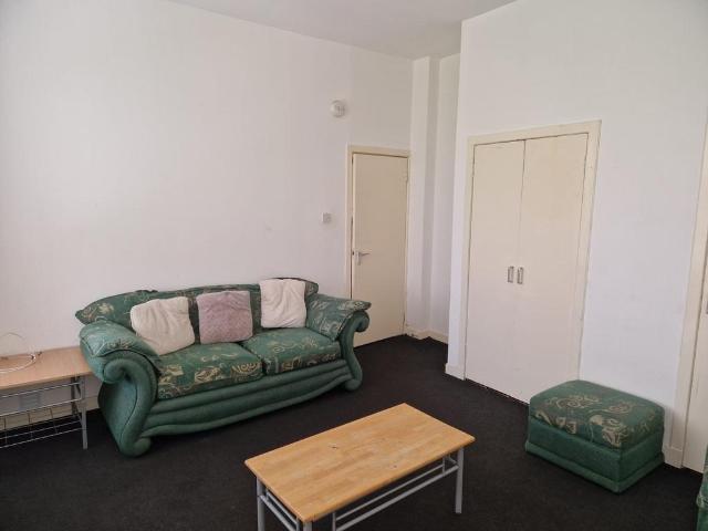 Perth Road SGL, Dundee, DD1 2 bed flat to rent £750 pcm £173 pw