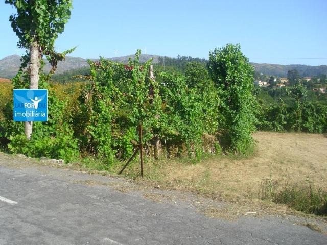 Perto da Barragem da Caniçada, com area de aproximadamente 2200m2