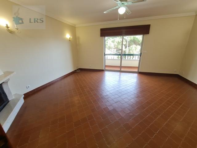 Perto do centro de Cascais e Auchan, lindo apartamento T3, vista de mar, ultimo andar sem elevador, 2º. andar, com 2 wcs. completos, roupeiros e varanda, optima zona, prédio sossegado, a 5 minutos a pé do centro de Cascais, varanda muito sol