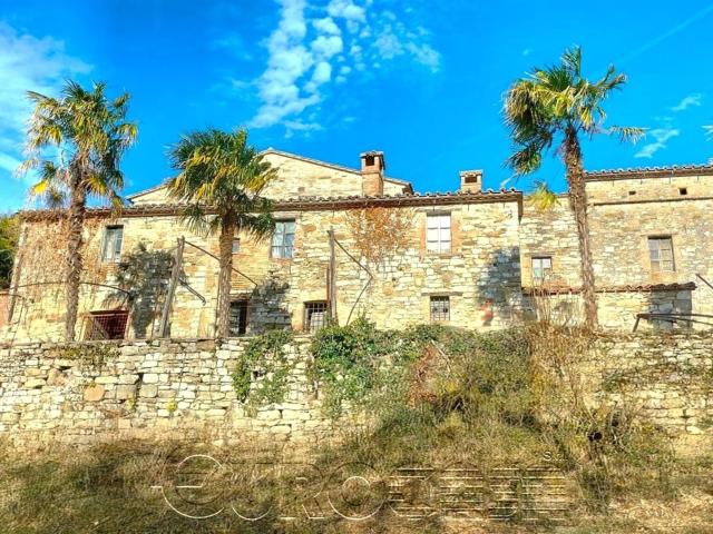 Perugia. Antico casale con annessi e terreno 700m² Perugia