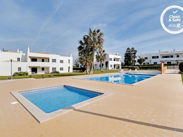 PÊRA SECRET GARDEN 1 AND POOL by HOMING