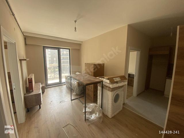 PERAdan yeni binada site içerisinde güvenlikli sıfır eşyalı geniş 2+1 daire