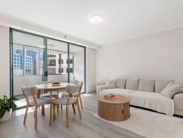 PERCHED ON LEVEL 25, WONDERFULLY EQUIPPED BUILDING IN SUPER LOCATION!