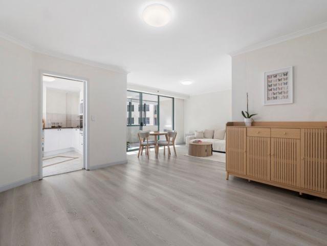PERCHED ON LEVEL 25, WONDERFULLY EQUIPPED BUILDING IN SUPER LOCATION!
