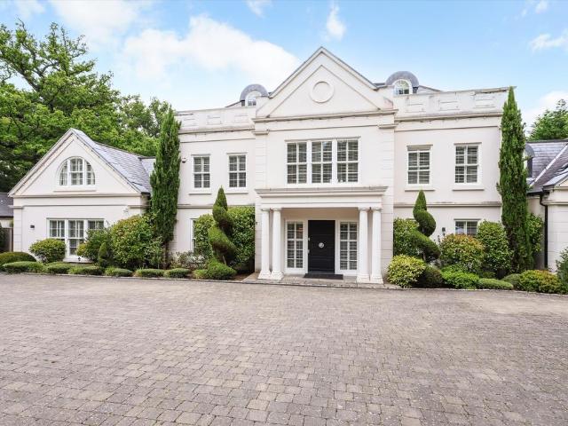 Percival Close, Oxshott, Surrey, KT22 6 bed detached house to rent £25,000 pcm £5,769 pw