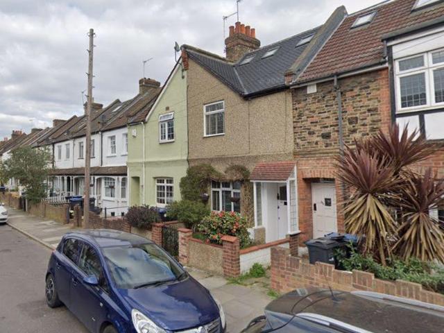 Percival Road, Enfield, EN1 3 bed apartment to rent £2,100 pcm £485 pw