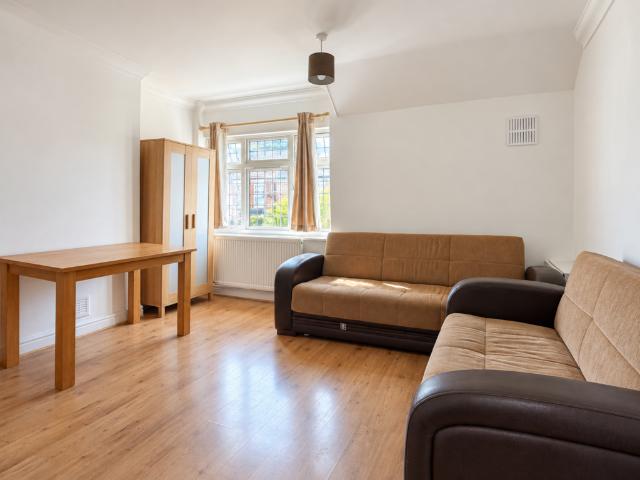 Percival Road, Enfield, EN1 3 bed flat to rent £1,900 pcm £438 pw