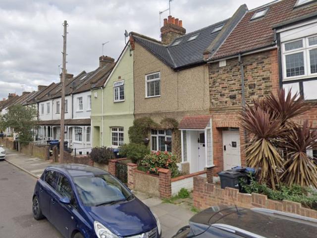 Percival Road, Enfield EN1, 3 bed flat to rent, £2,000 pcm | PrimeLocation