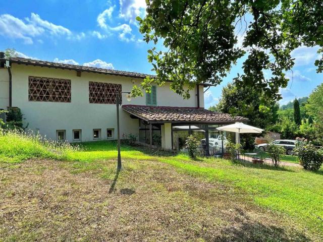 Percorrendo un suggestivo viale di cipressi si raggiunge que. 221m² Terranuova Bracciolini