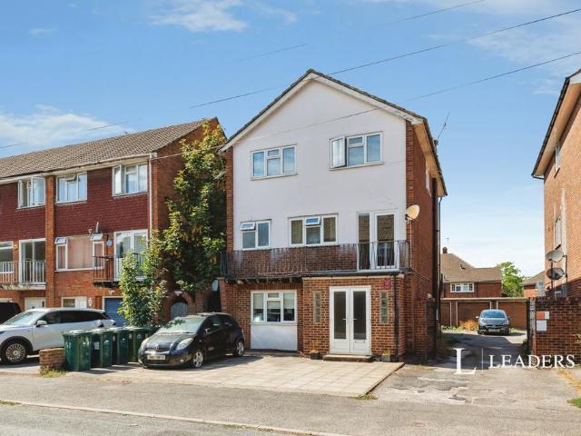 Percy Avenue, Ashford, Surrey, TW15 2 bed flat to rent £1,650 pcm £381 pw
