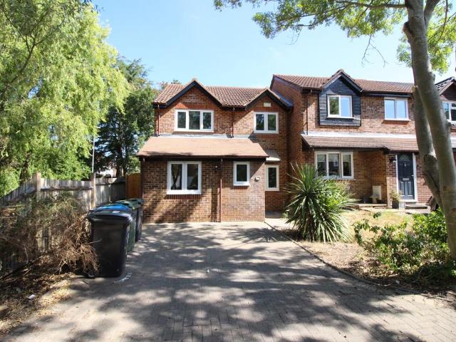 Percy Gardens, Worcester Park KT4 4 bed end of terrace house to rent £2,900 pcm £669 pw