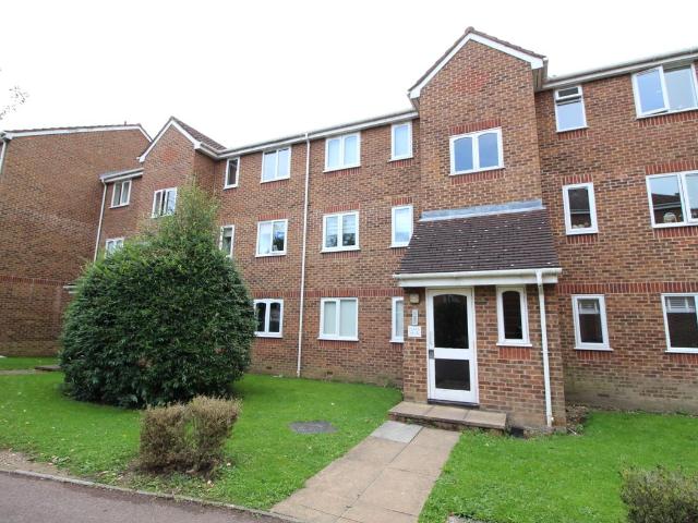 Percy Gardens, Worcester Park KT4, 2 bed flat to rent, £1,600 pcm | PrimeLocation