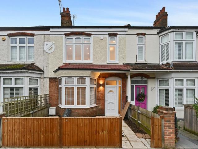Percy Road, Hampton TW12 3 bed terraced house to rent £3,350 pcm £773 pw