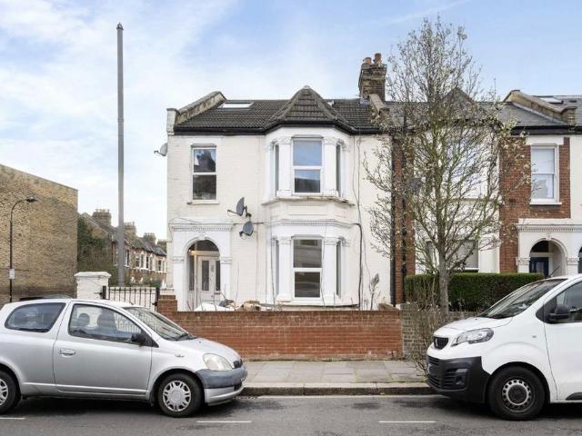 Percy Road, London W12 3 bed flat to rent £2,750 pcm £635 pw