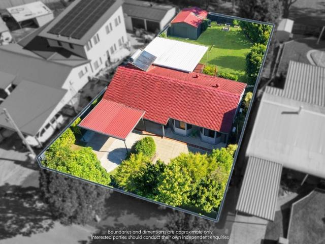 Perfect Modern Family Home + Large Workshop / Shed!