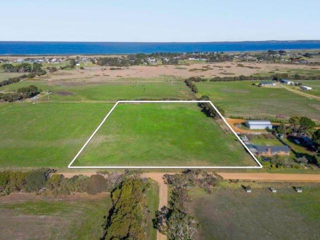Perfect Narrawong Location!