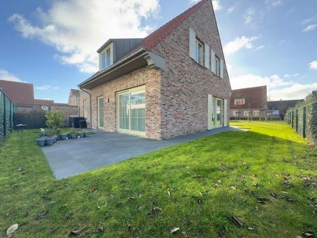 Perfect onderhouden halfopen woning met 3 slaapkamers en zo