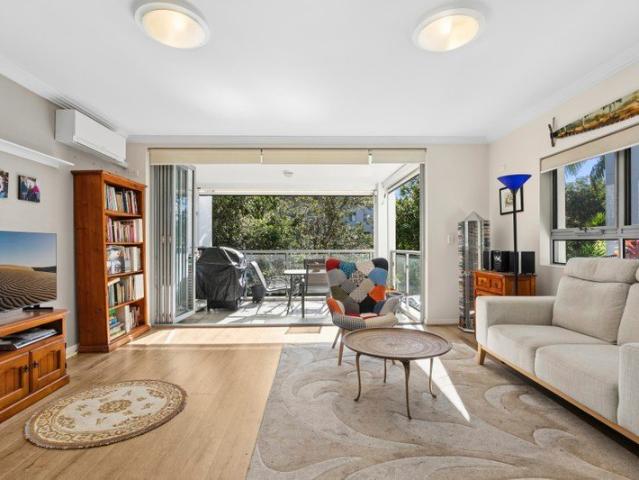 Perfect address, spacious apartment with balcony and courtyard