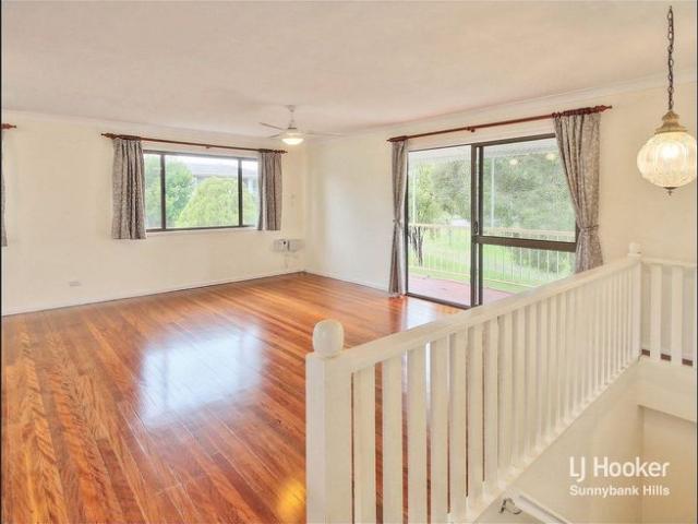 Perfect Blend: Cozy 3 Bed Home with Modern Kitchen & Backyard