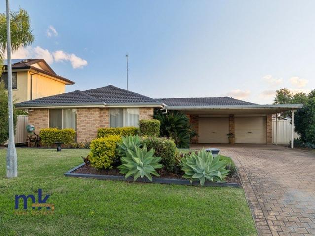 Perfect cul de sac location with sparkling in ground pool!