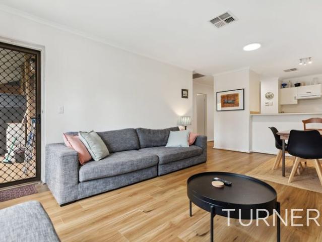 PERFECT CITY LIVING APARTMENT OVERLOOKING HURTLE SQUARE