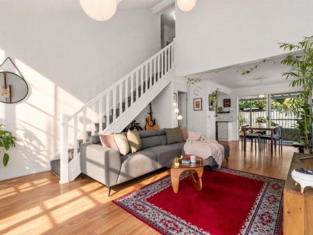 Perfect Entry Level Townhouse into the Bayside | Must Sell !