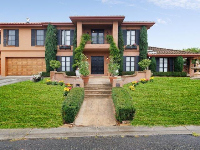 PERFECT FAMILY HOME BACKING ONTO HIDDEN VALLEY GOLF COURSE