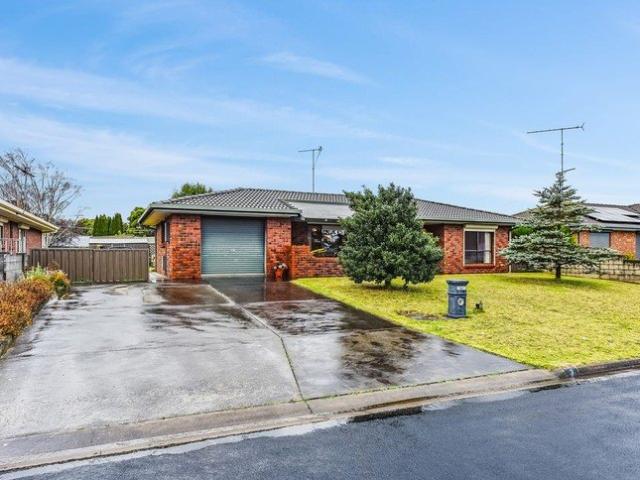 PERFECT FAMILY HOME CLOSE TO SHOPS & SCHOOLS