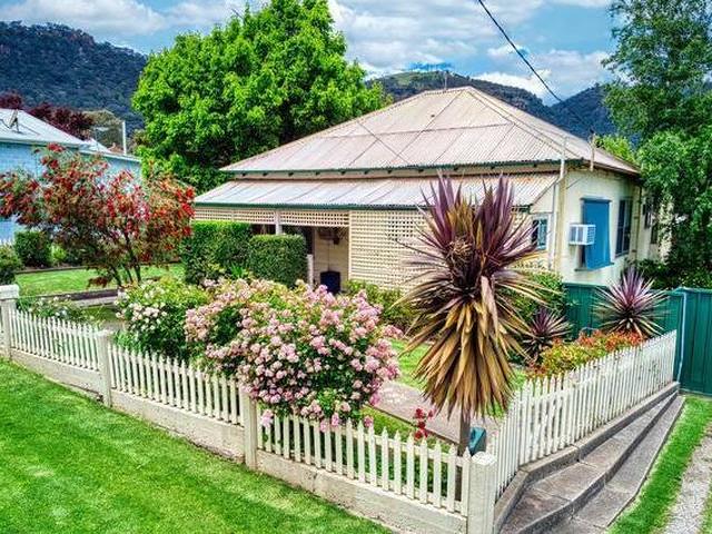 Perfect Family Home in a Convenient Location Current bid 345000 1 Qualified bidder
