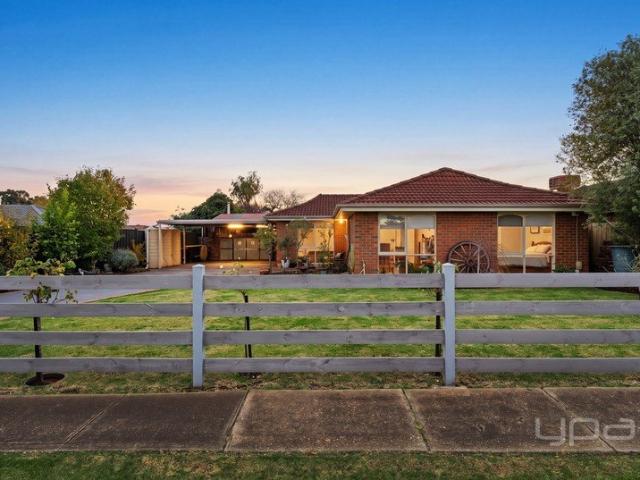 PERFECT FAMILY HOME IN PERFECT LOCATION WITH THE PERFECT SHED!