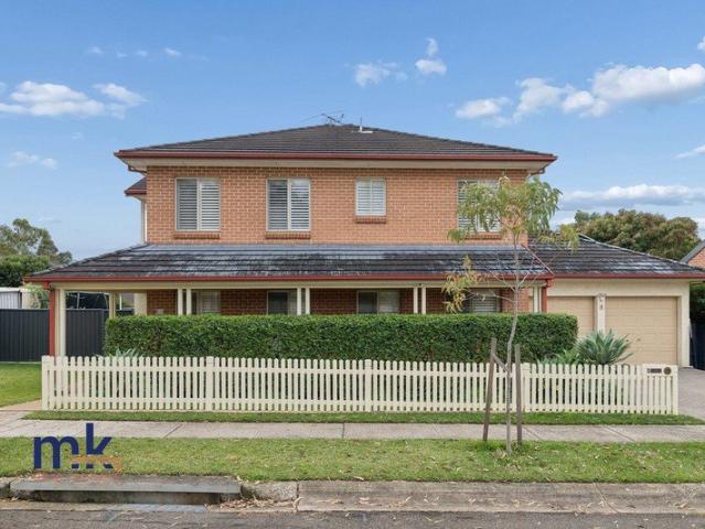 PERFECT FAMILY HOME IN THE IDEAL LOCATION! WALK TO EVERYTHING!