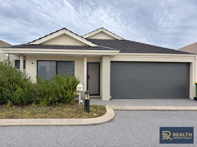 Perfect Family Home! With a communal pool!