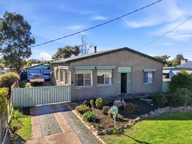 Perfect Family Living With Mountain Views & Immaculate Presentation