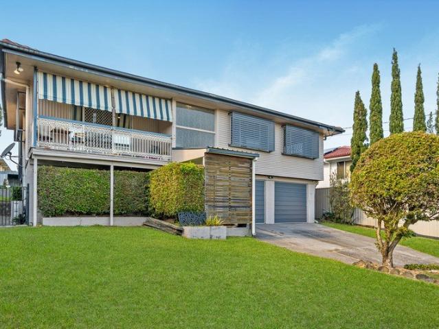 PERFECT FAMILY PACKAGE STEPS FROM SCHOOL AND PARKLAND