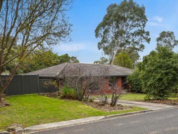 Perfect First Home In Beautiful Pocket of Mount Clear!