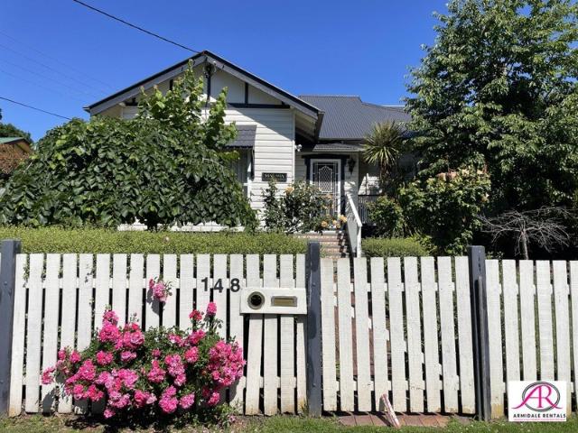 PERFECT FOR BIG FAMILIES CLOSE TO TOWN 4 plus Bedrooms