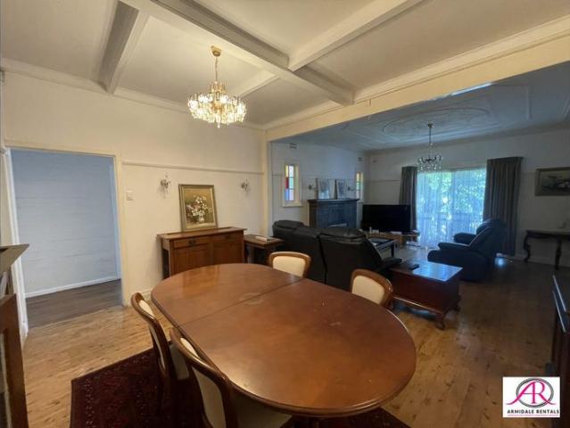 PERFECT FOR BIG FAMILIES CLOSE TO TOWN 4 plus Bedrooms