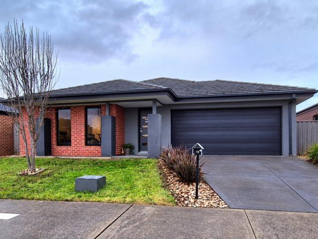 Perfect for First Home Buyers, Families & Investors Walk to Schools, Coles & the Clubhouse!
